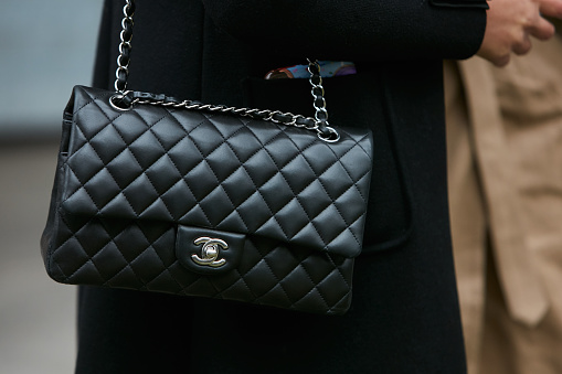 Túi Chanel phom chữ nhật, ô quả trám với chất da bê đen luôn nhận được cái gật đầu của bất cứ ai muốn mua lại.