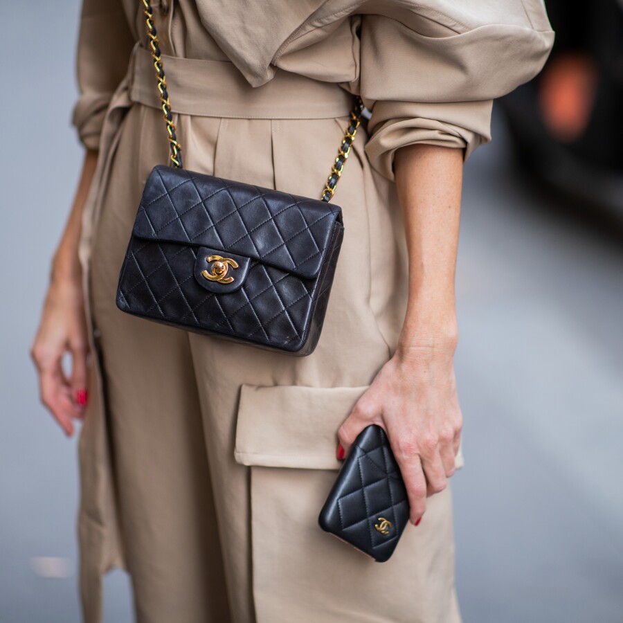 Những mẫu túi vintage Chanel, Louis Vuitton được săn lùng và nhiều người chấp nhận mua lại với giá gốc.