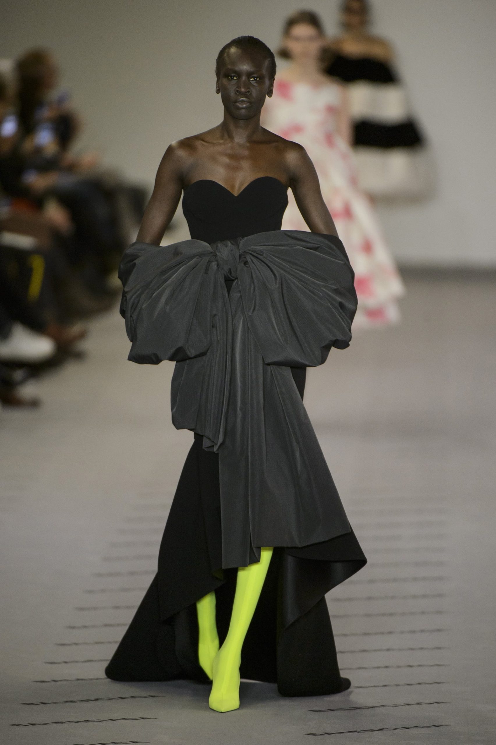 Demna Gvasalia ứng dụng những đôi Pantaboots khi kết hợp với những bộ váy Haute Couture lộng lẫy.
