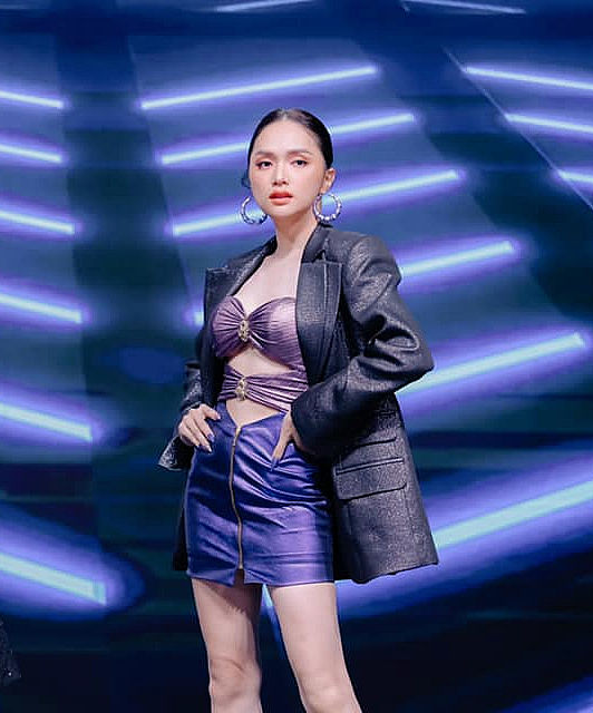 Hương Giang khoe vóc dáng nuột nà trong thiết kế váy tôn dáng.