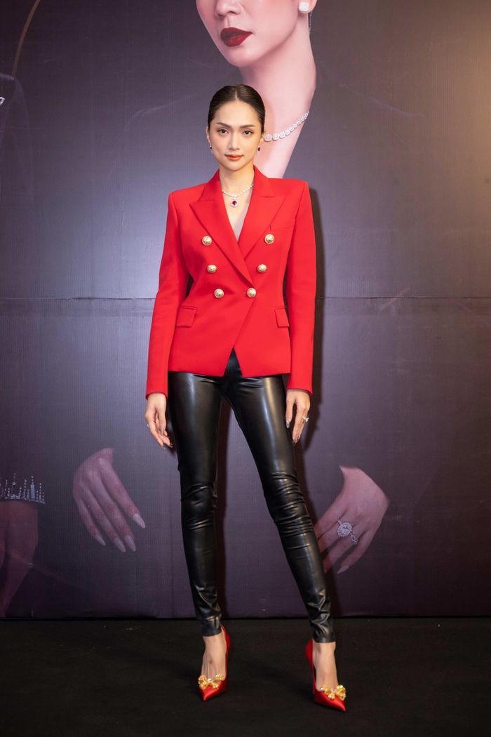 Không chỉ đầu tư đa dạng phong cách, quần áo của Hương Giang cũng toàn là hàng hiệu. Set đồ này bao gồm áo blazer của Balmain, quần da YSL, giày Versace và trang sức Rodi.