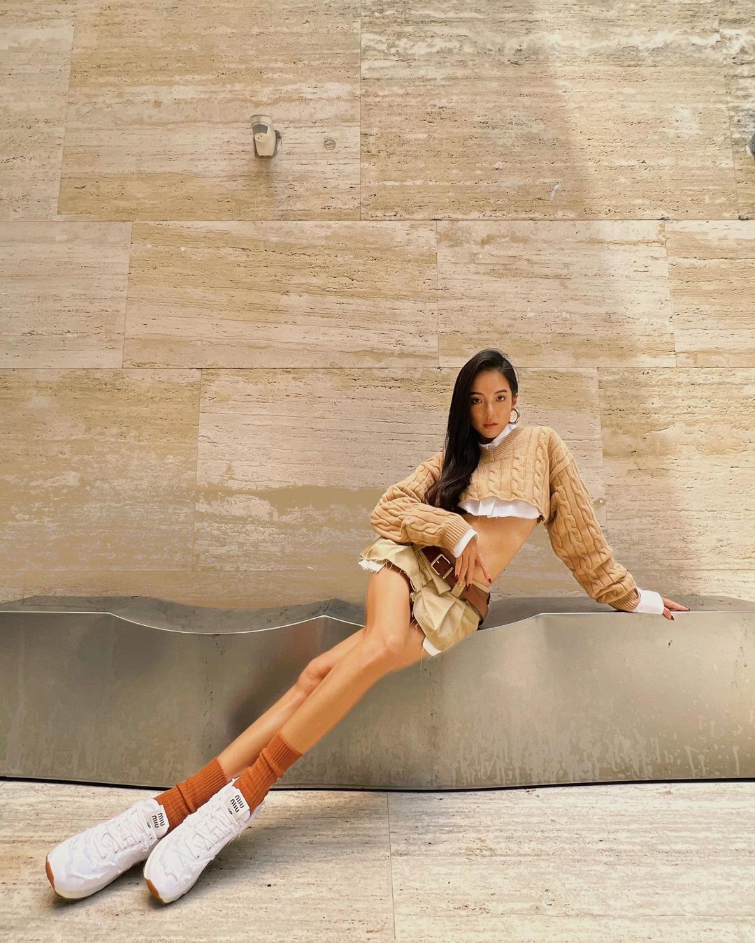Fashionista Singapore Yoyo Cao khoe chân dài, eo thon với váy ngắn Miu Miu.