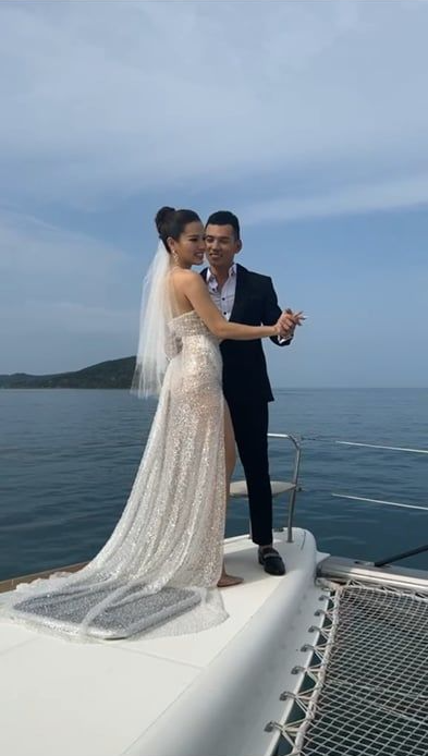 Phương Trinh Jolie và Lý Bình dành nhiều tâm huyết để có được bộ ảnh cưới chỉn chu nhất tại một trong những hòn đảo đẹp nhất Việt Nam.