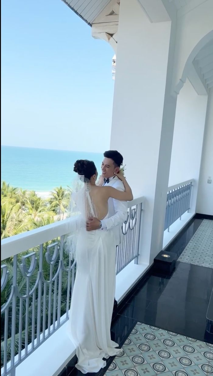 Cặp đôi tình tứ chụp ảnh cưới tại biển Phú Quốc.