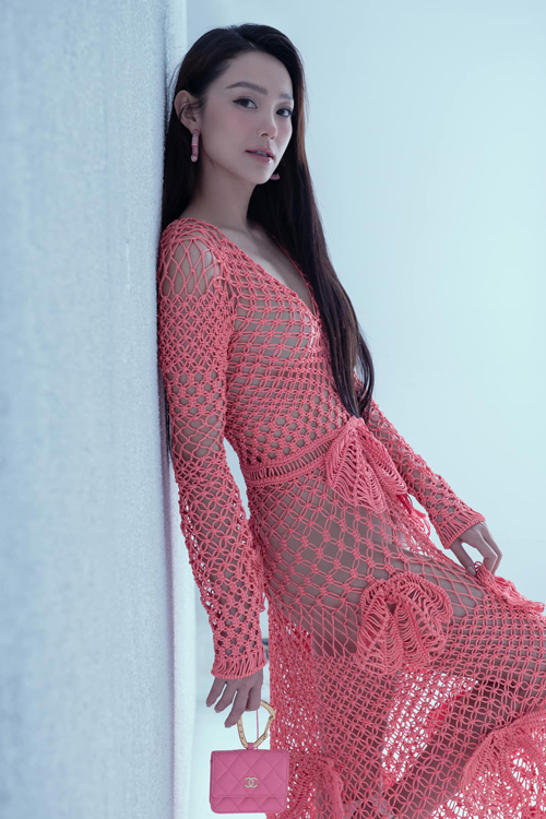 Diện chiếc váy đan lưới thủ công từ thương hiệu Công Trí, Minh Hằng khoe visual đẹp tựa nữ thần.