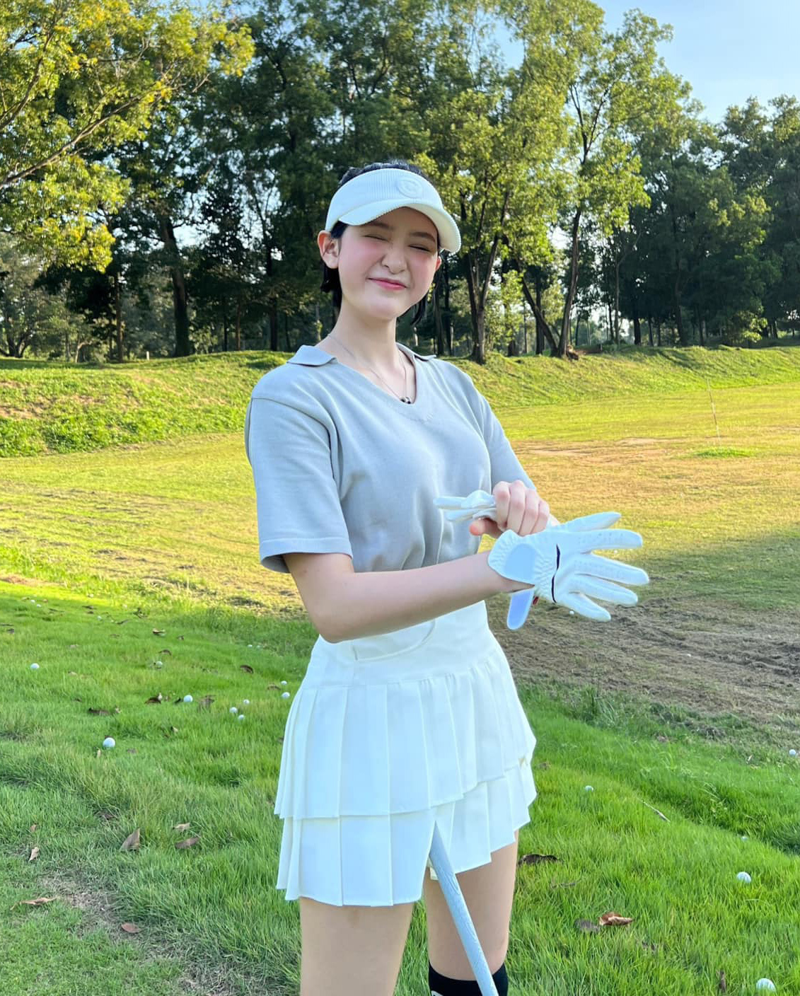 Bên cạnh quần áo thì Hiền Hồ luôn tích cực sắm sửa phụ kiện đa dạng mỗi lần ra sân golf.