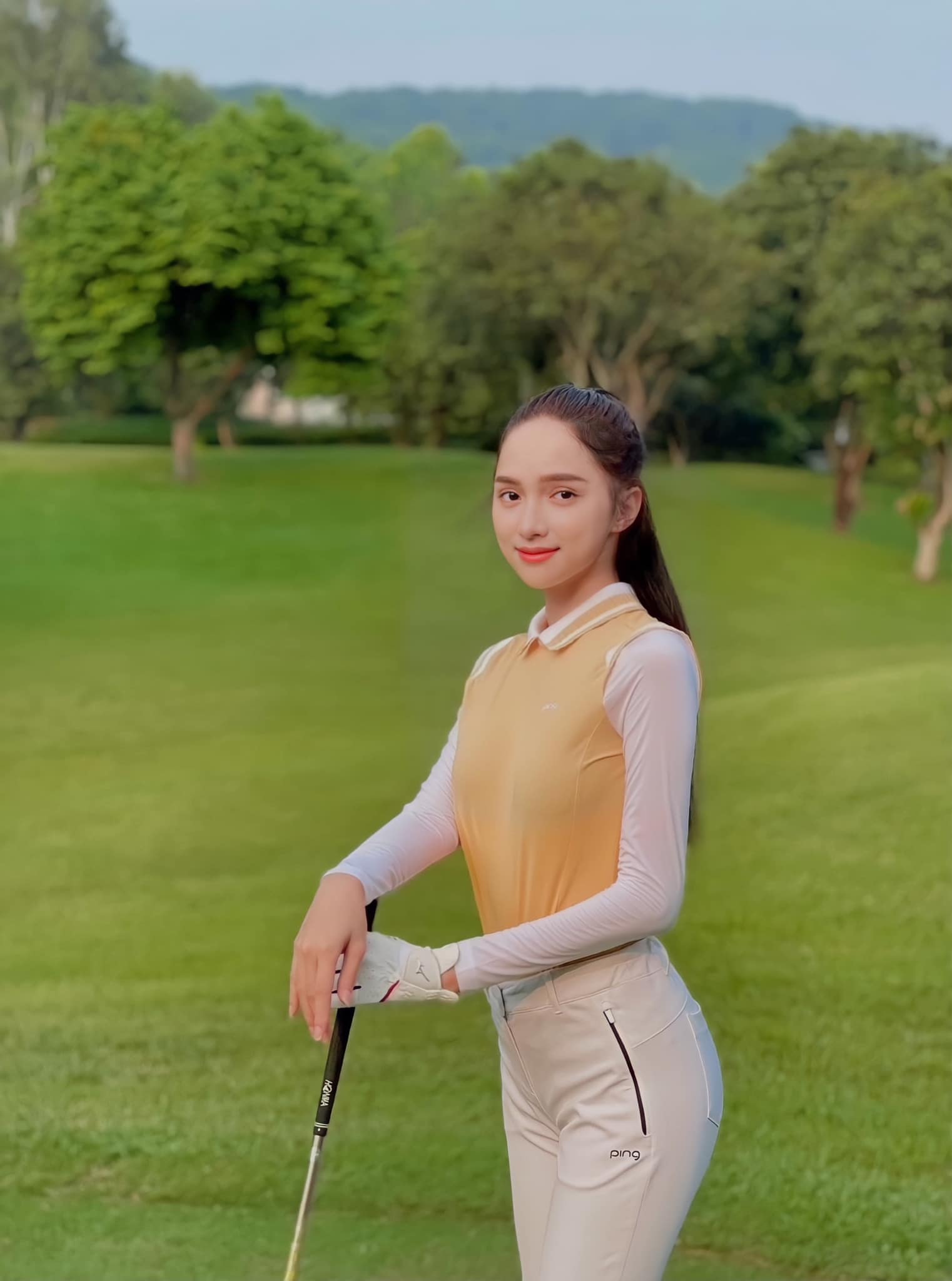 Thời trang sân golf của Hoa hậu Hương Giang.