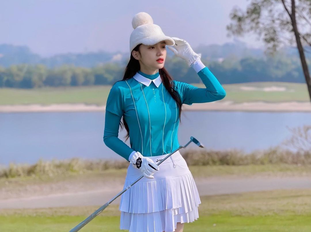 Cô nàng linh hoạt phối nhiều phụ kiện khác nhau mỗi khi đi chơi golf.