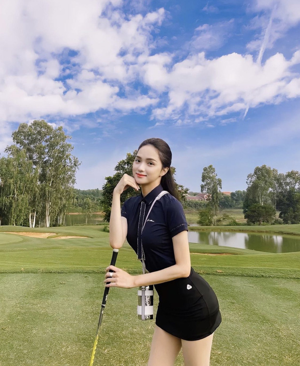 Hương Giang chuộng chân váy ngắn khi đi chơi golf.