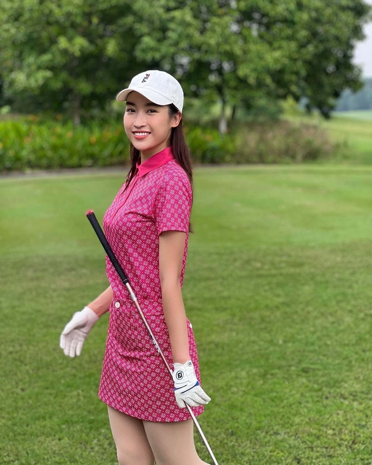 Đỗ Mỹ Linh nổi bật giữa sân golf với set đồ màu hồng.