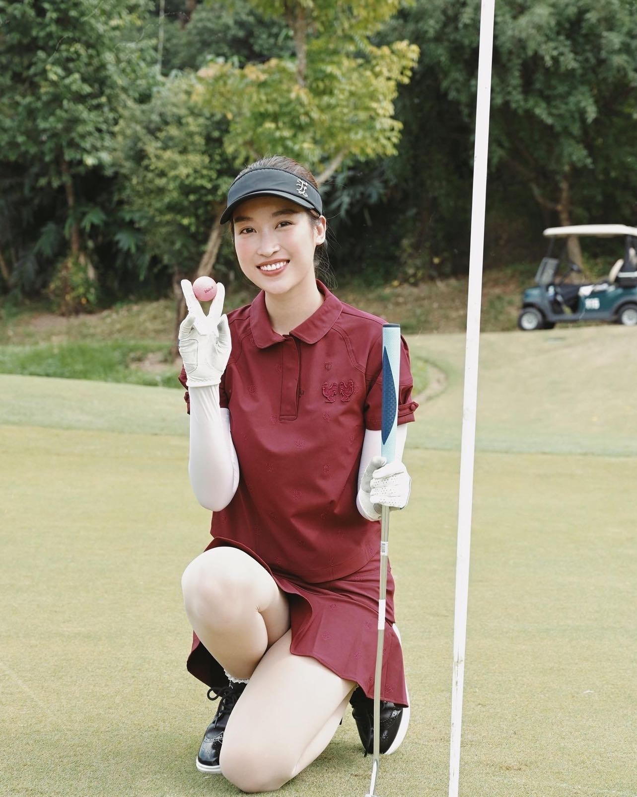 Đỗ Mỹ Linh thích diện đồ golf đồng màu.