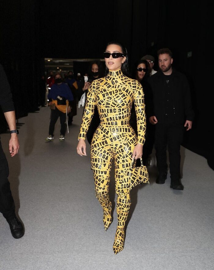 Kim Kardashian tự biến mình thành gói hàng trong trang phục băng dính, in dòng chữ 'Balenciaga'.
