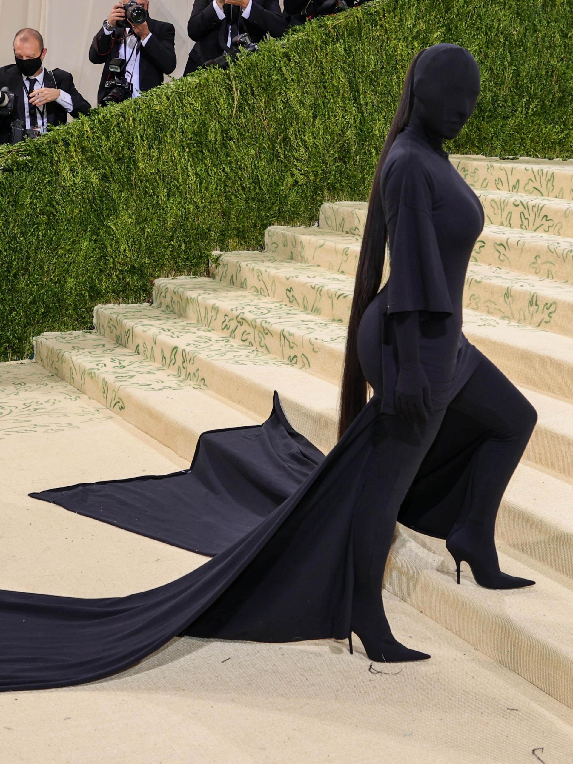 Kim Kardashian từng khiến người xem tò mò khi diện cả set đồ kín bưng từ trên xuống dưới, thách thức paparazzi tại Met Gala 2021.
