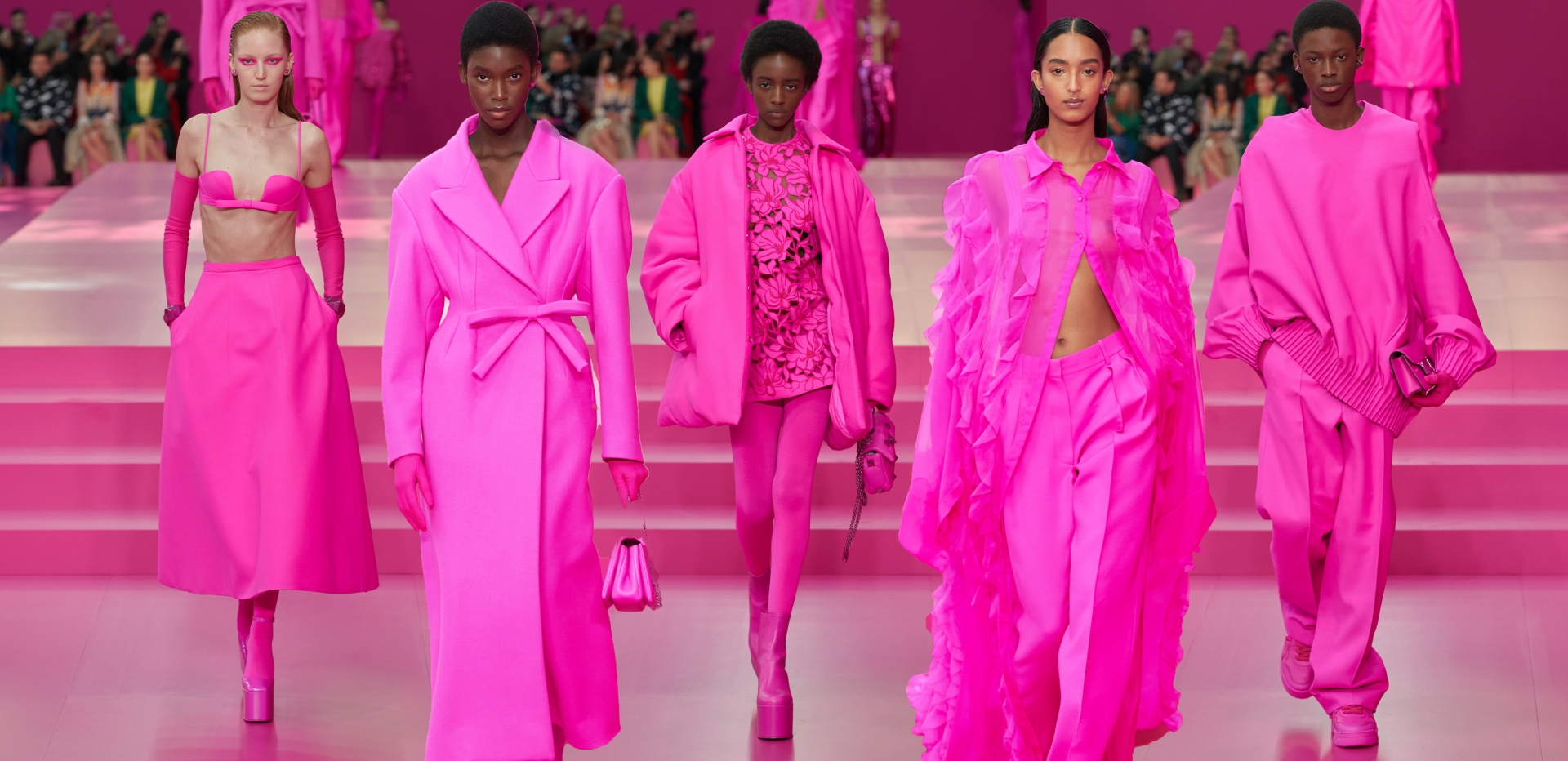 Valentino khiến giới một điệu lạc lối vào ngôi nhà màu hồng diệu kỳ, gây ấn tượng bởi lối khai thác đa chất liệu cũng như phong cách thiết kế, kỹ thuật tạo dáng đỉnh cao.
