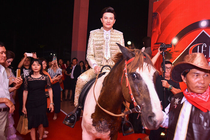 Showbiz Việt được mấy ai dám cưỡi ngựa lên thảm đỏ như anh.