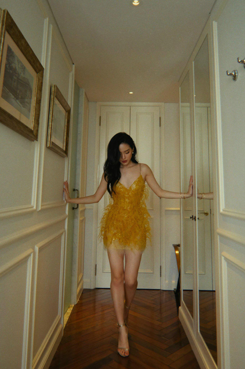 Vóc dáng nuột nà của Khánh Linh như thể chuyển động trong chiếc váy lông vũ vàng.