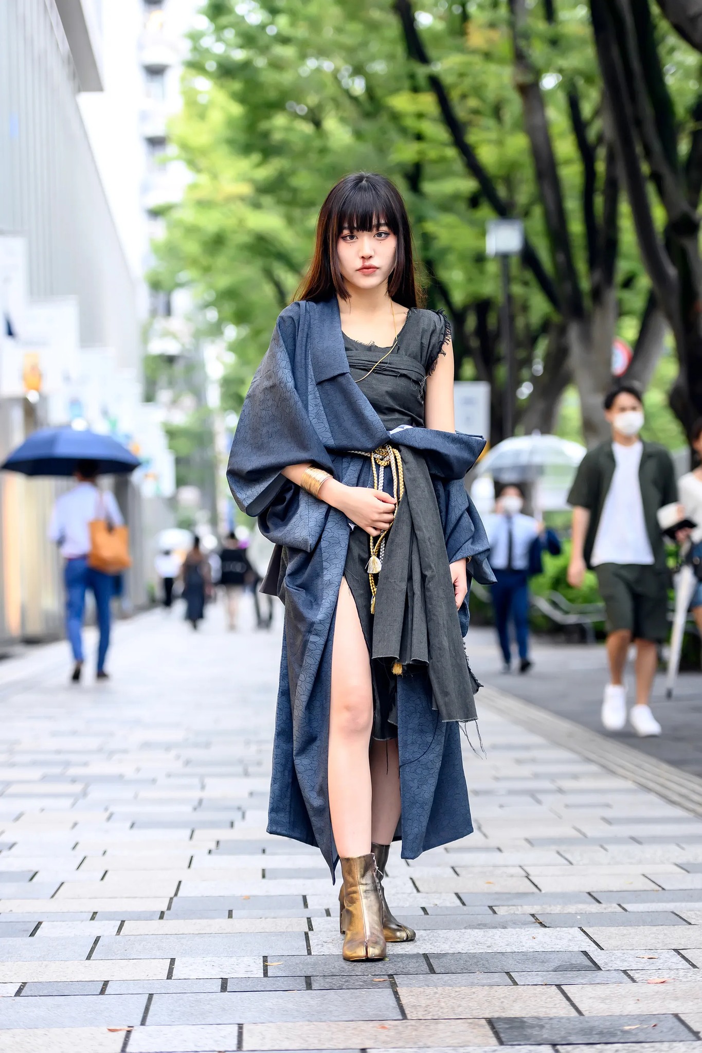 Cô gái kết hợp áo kimôn thả trễ một bên vai với đầm xẻ tà quyến rũ.