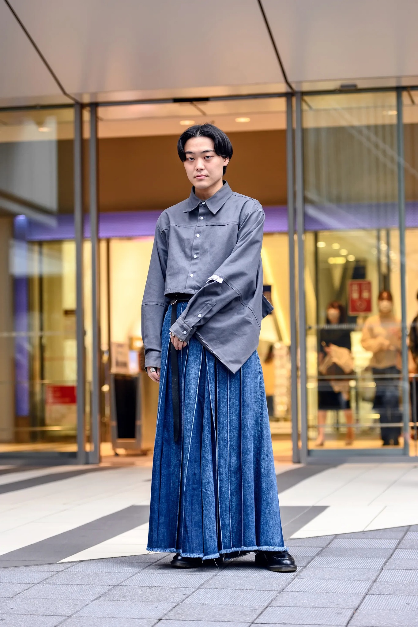 Anh chàng sử dụng mẫu quần trong trang phục kimono kết hợp cùng áo sơ mi cut eo, ngay cả kiểu tóc cũng gợi nhắc đến nam giới Nhật ngày xưa.