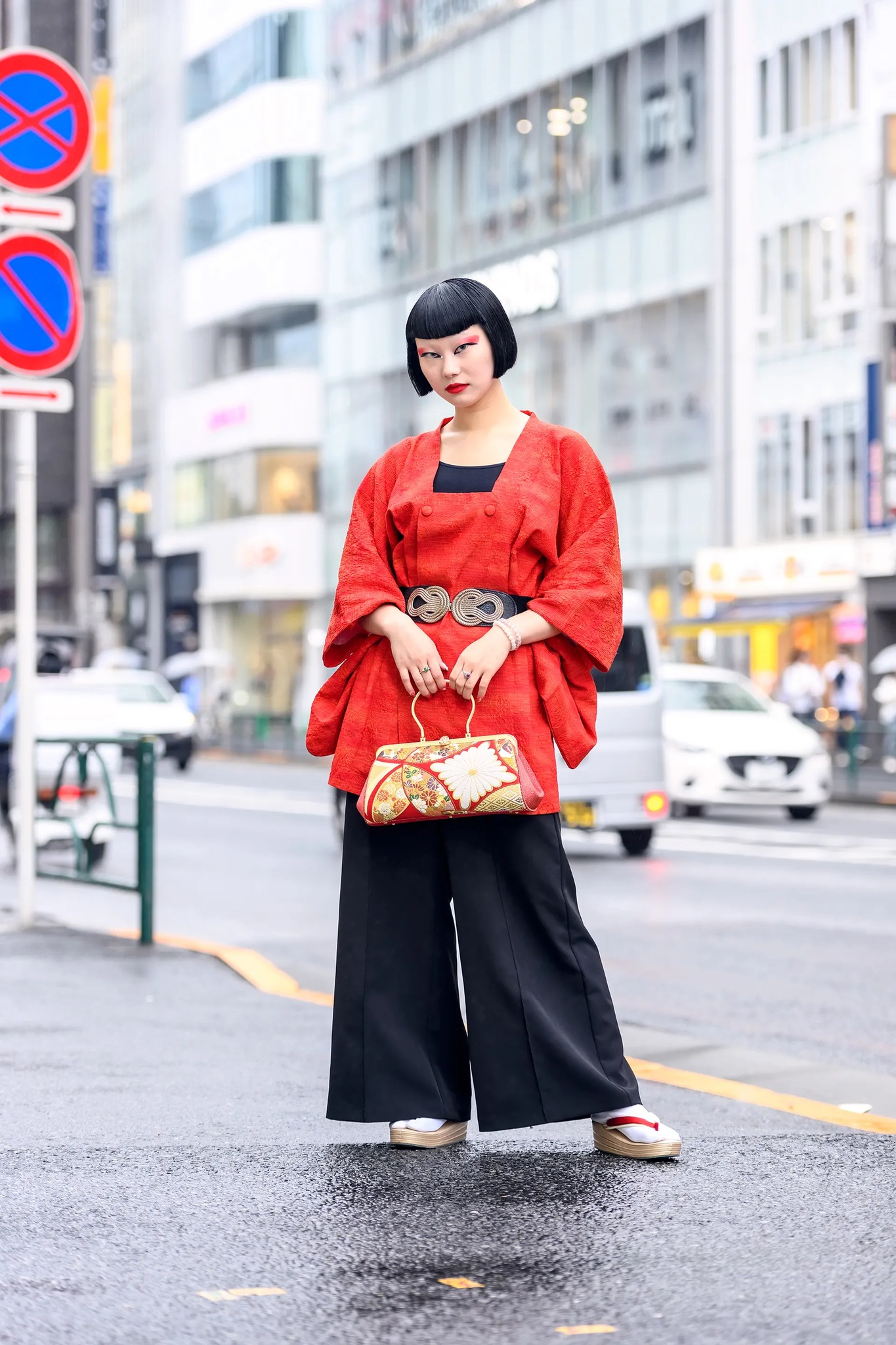 Cô gái diện áo kimoni với thiết kế 2 hàng cúc độc lạ, điểm nhấn là chiếc túi thêu hoạ tiết Nhật Bản.