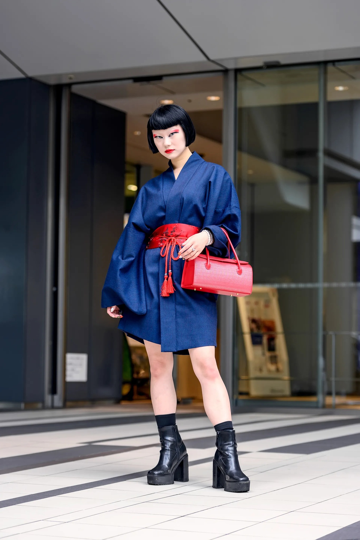 Thiết kế kimono với thắt lưng thắt nơ điệu dà nhưng không kém phần cá tính.