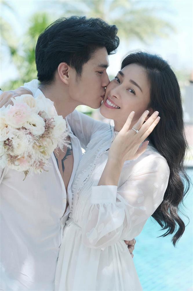 Ngô Thanh Vân khoe ảnh đính hôn cùng bạn trai Việt kiều cùng dòng trạng thái mùi mẫn.