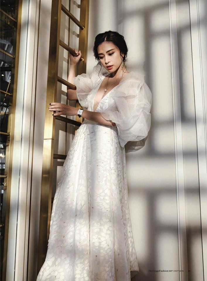 Ngô Thanh Vân trong một bộ váy trắng với tùng vai điệu đà.