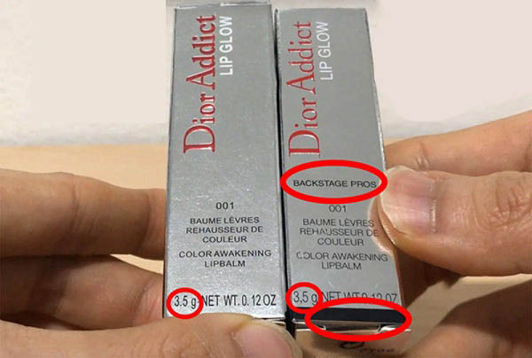 Hãy chú ý đến độ dày của chữ trên 2 cây son Dior Addict này, hộp bên phải có độ mỏng thanh lịch, phông chữ đồng bộ hơn hẳn.
