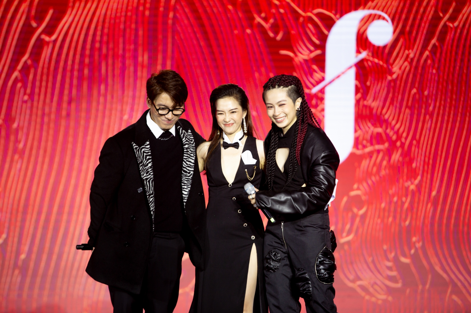 Gil Lê xuất hiện cùng stylist Kye Nguyễn và ca sĩ Đinh Hương.