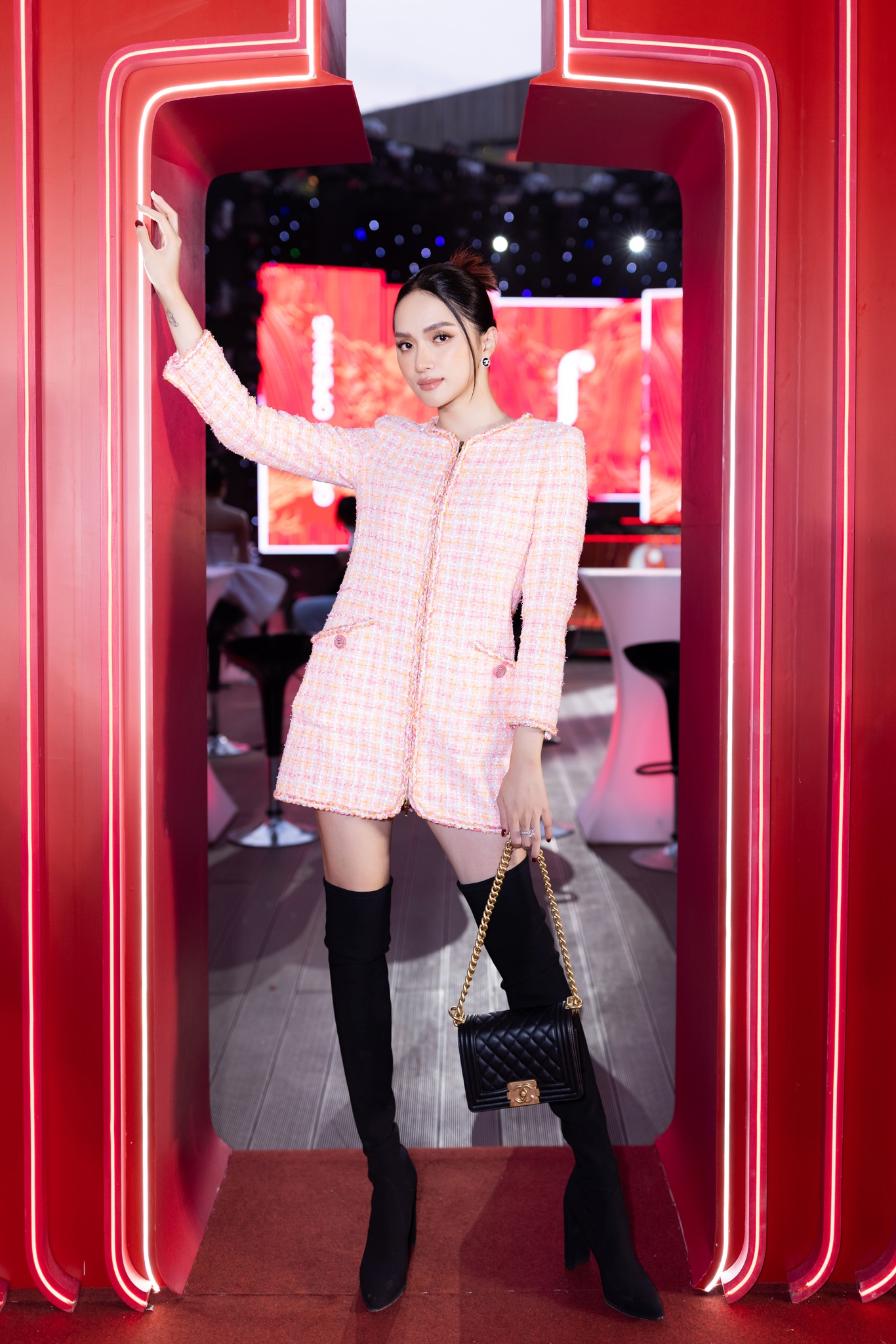 Hương Giang nổi bật với chiếc áo tweed tông hồng phớt, phối cùng boots cổ cao và túi xách Chanel trăm triệu.