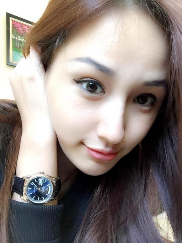 Thống kê 'sương sương' vài chiếc đồng hồ được Mai Phương Thuý công khai lên mạng xã hội đã thấy mỹ nhân Hà Thành đầu tư khủng cỡ nào cho những món phụ kiện hàng hiệu.