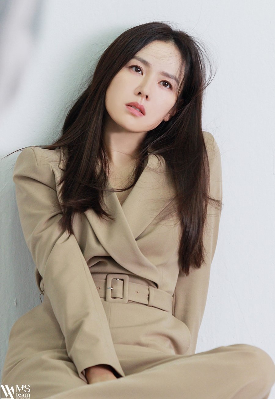 Bộ ảnh thời trang mới nhất của Son Ye Jin: 'Mỹ nữ xuyên không' gọi tên bà xã tương lai Huyn Bin - Ảnh 10