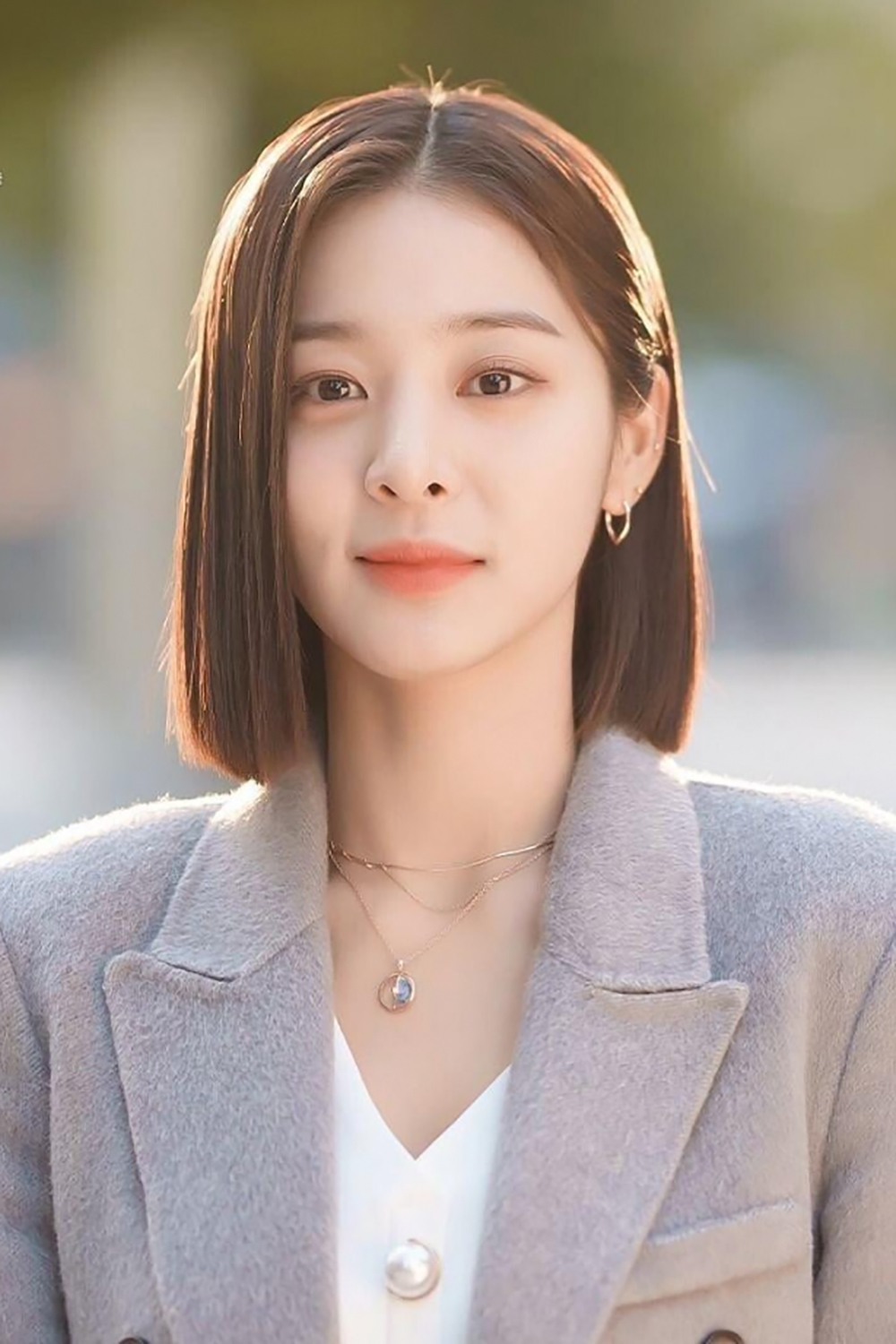 Mái tóc ngắn duỗi thẳng giúp nhan sắc Seol In Ah thăng hạng trong phim mới.