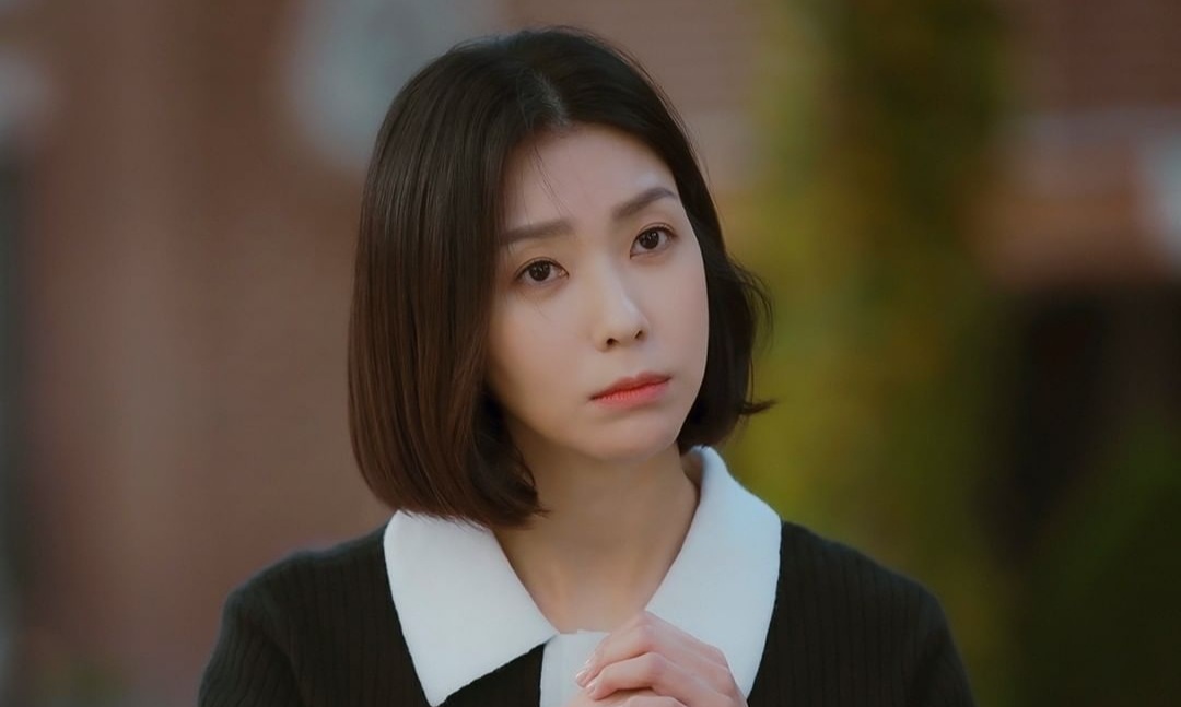 Kim Ji Hyun nữ tính với mái tóc ngắn rẽ ngôi.