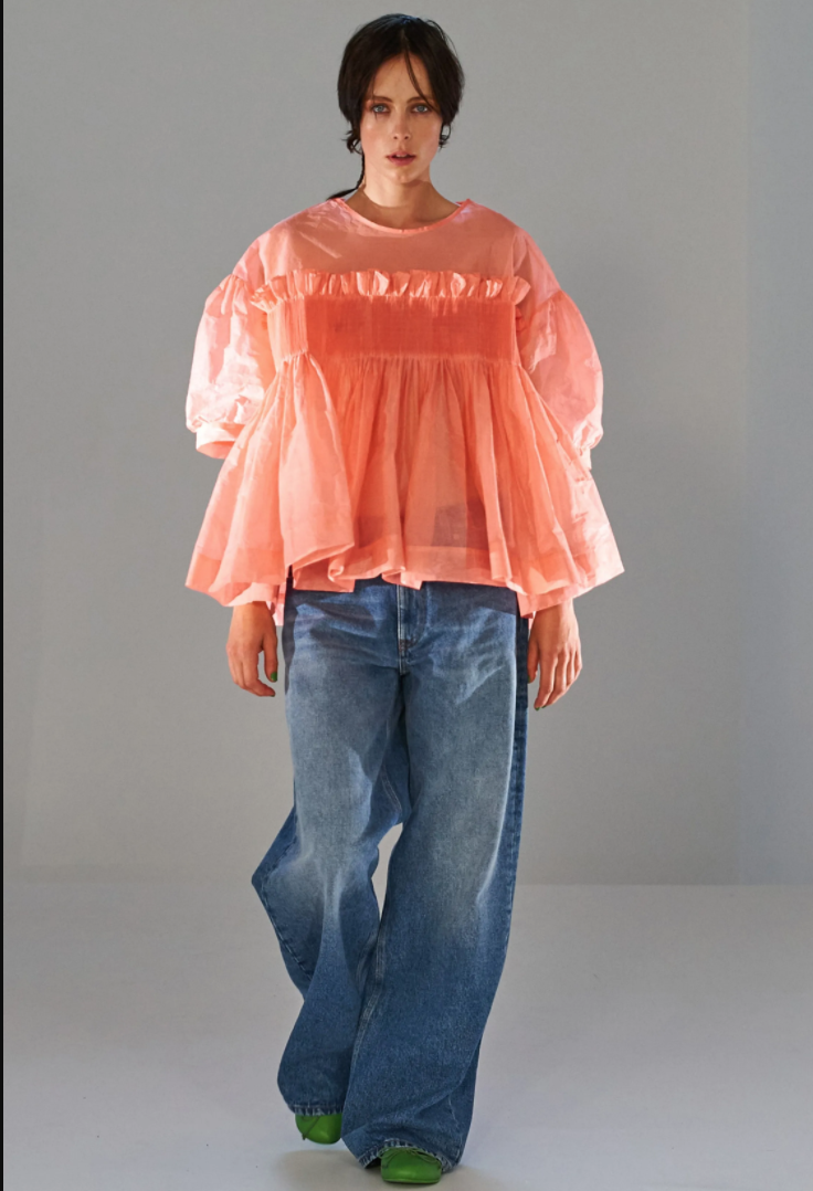Những mẫu quần jeans rộng thoải mái và năng động, đậm chất Hip Hop thập niên 2000.