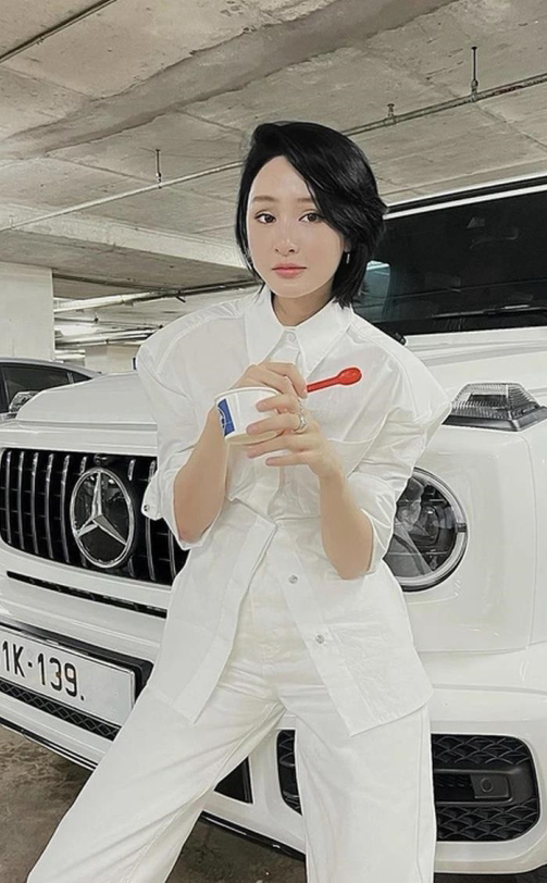 Cô nàng diện cây 'cây Chanel' trị giá hơn 150 triệu đồng khi tạo dáng bên Mercedes G63.