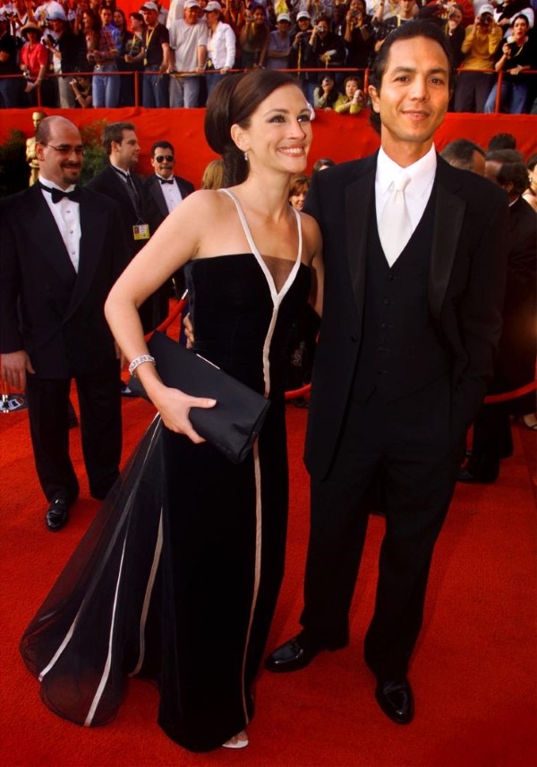 Những chiếc váy đẹp nhất thảm đỏ Oscar: Khoảnh khắc Angelina Jolie khoe chân lố đi vào lịch sử - Ảnh 4