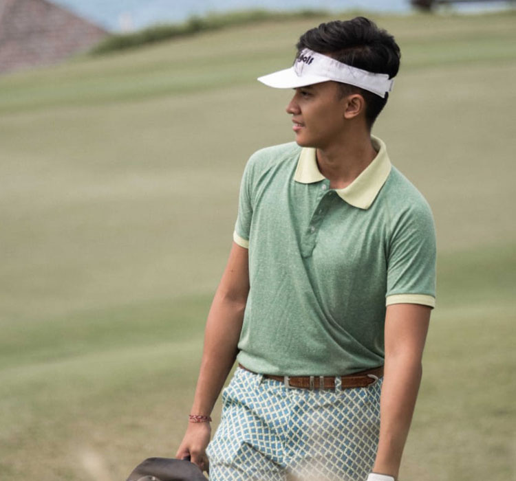 Áo pull hoặc sơ mi golf kết hợp cùng quần kaki có nếp gấp dành cho nam.