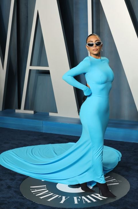 Kim Kardashian xuất hiện không thể nổi bật hơn với chiếc đầm xanh khoét lưng, bó sát 3 vòng quyến rũ. Đây là một trong những hình ảnh mới của cô nàng sau khi chính thức ly hôn với Kayne West.