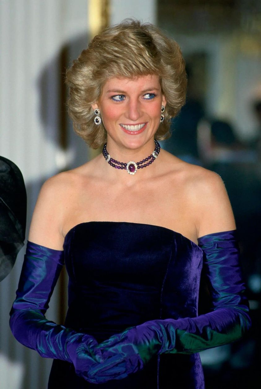 Công nương Diana thời trẻ với sự kết hợp tươi mới dành cho những chiếc găng tay cùng thời trang phá cách của mình.
