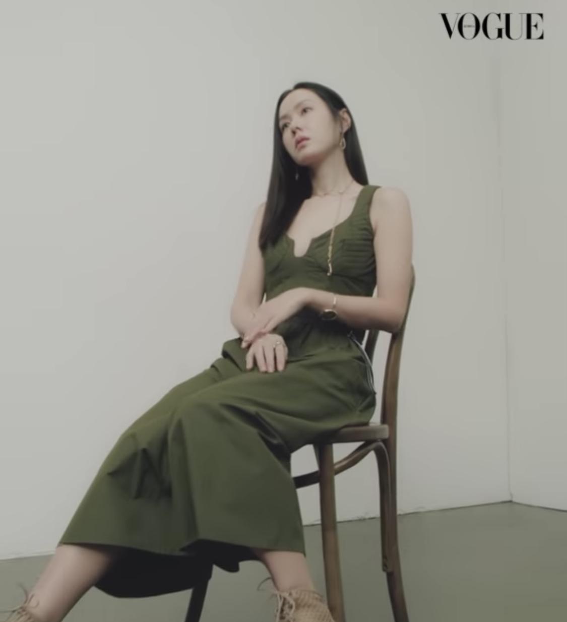 Vogue Hàn đăng video Son Ye Jin “mặt học sinh, body phụ huynh” sát giờ nữ diễn viên lên xe hoa  - Ảnh 3