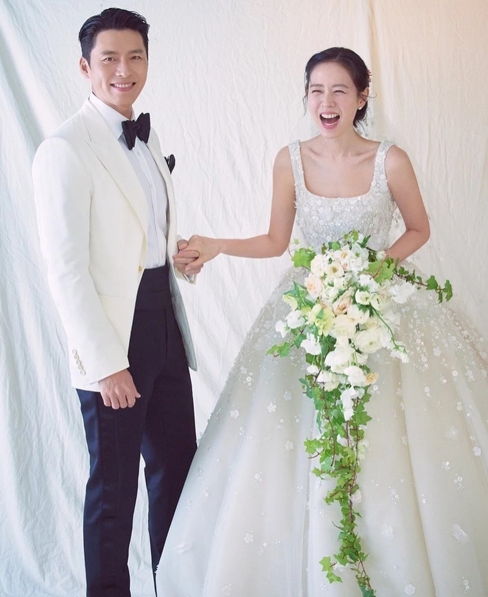 Trong khi Hyun Bin vẫn giữ được phong độ và sự lịch lãm với 2 kiểu vest cổ điển thì cô dâu Son Ye Jin lại gây chú ý hơn với 2 bộ váy cưới hết sức lộng lẫy.