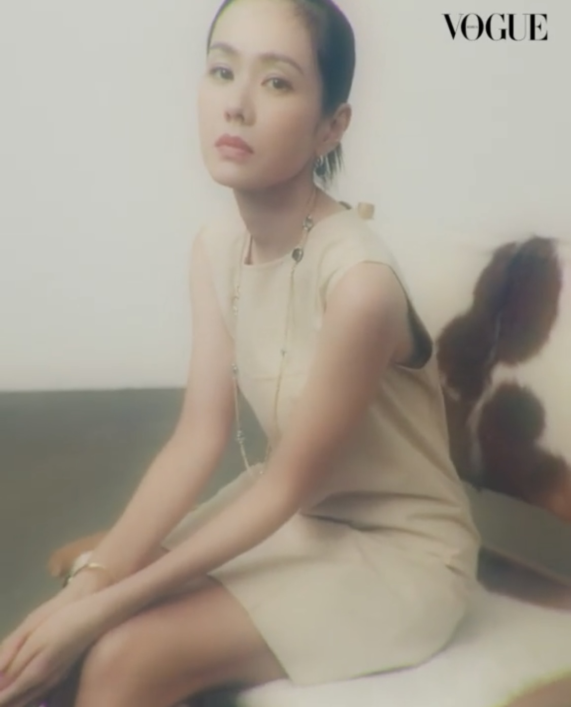 Vogue Hàn đăng video Son Ye Jin “mặt học sinh, body phụ huynh” sát giờ nữ diễn viên lên xe hoa  - Ảnh 8