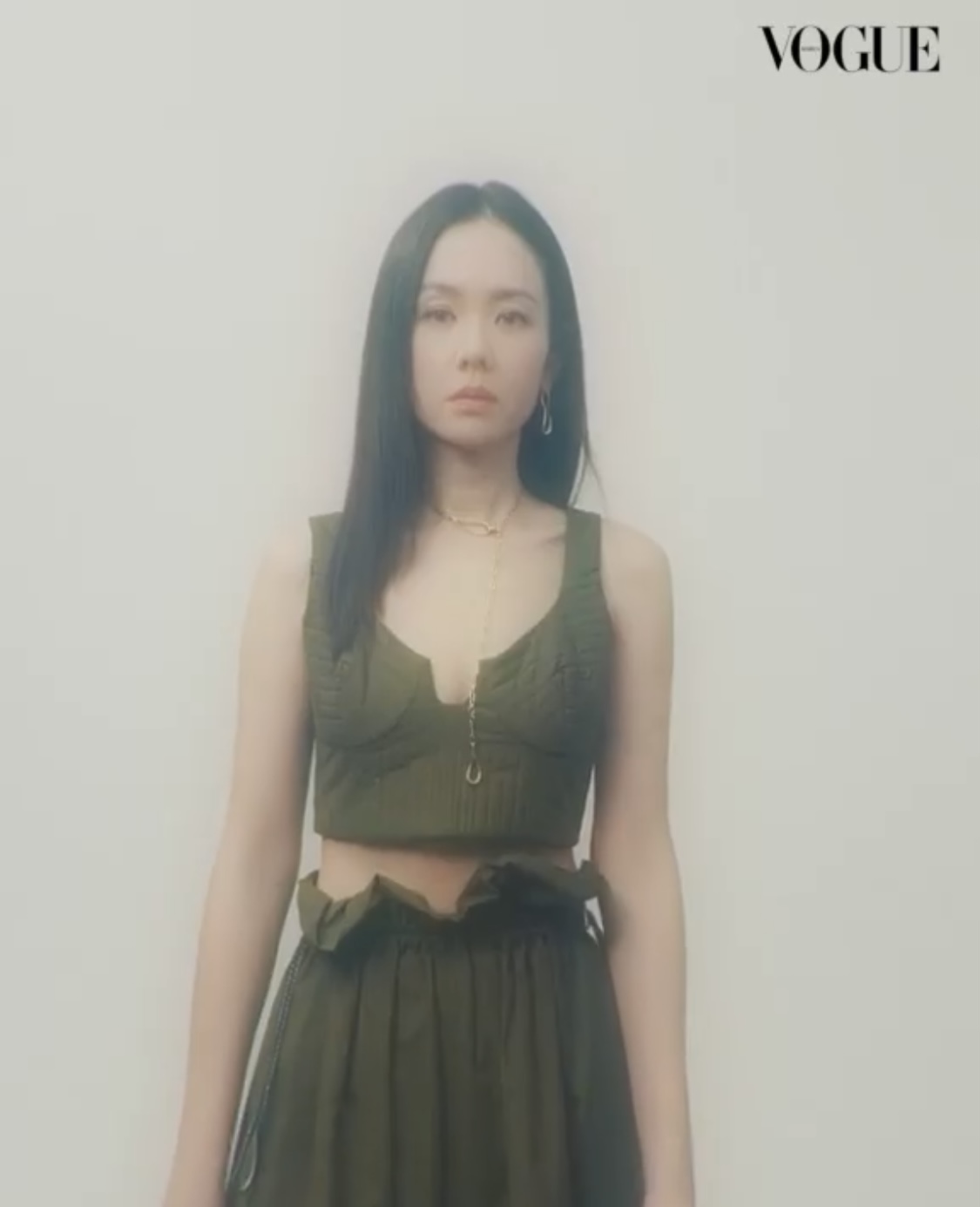 Vogue Hàn đăng video Son Ye Jin “mặt học sinh, body phụ huynh” sát giờ nữ diễn viên lên xe hoa  - Ảnh 4