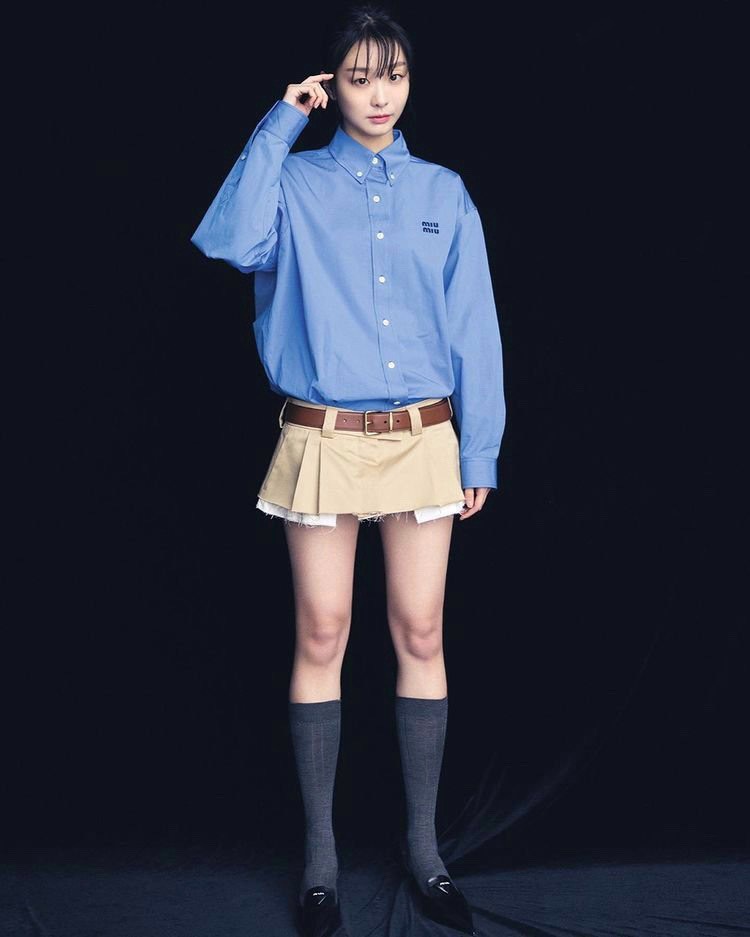 Yoona với set đồ Miu Miu quyến rũ và thanh lịch.