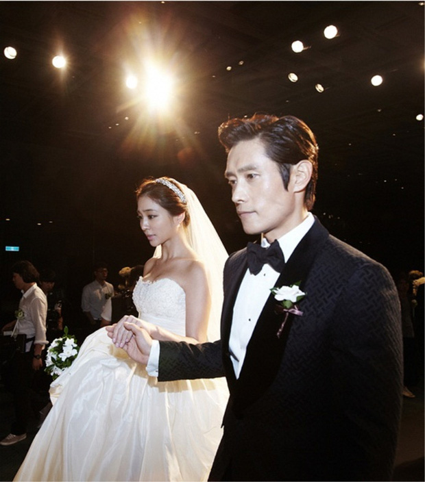 Bà xã nam tài tử Lee Byung Hun cũng từng gây thương nhớ với vẻ đẹp thanh tao, khả ái trong ngày cưới. Lee Min Jung cũng chọn kiểu tóc búi khi diện váy cưới. 