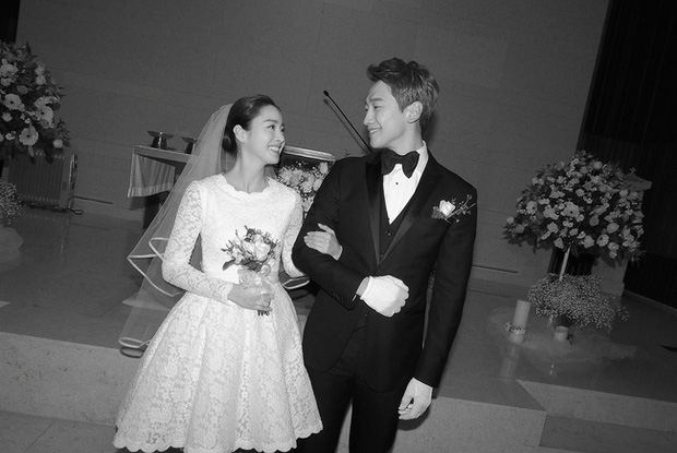 Nhắc đến đám cưới thế kỷ, làm sao có thể quên được cặp đôi Kim Tae Hee và Bi Rain. Không cần váy cưới xa hoa, nhan sắc tỷ lệ vàng và kiểu tóc búi đơn giản của Kim Tae Hee cũng đủ hạ gục trái tim bao người.