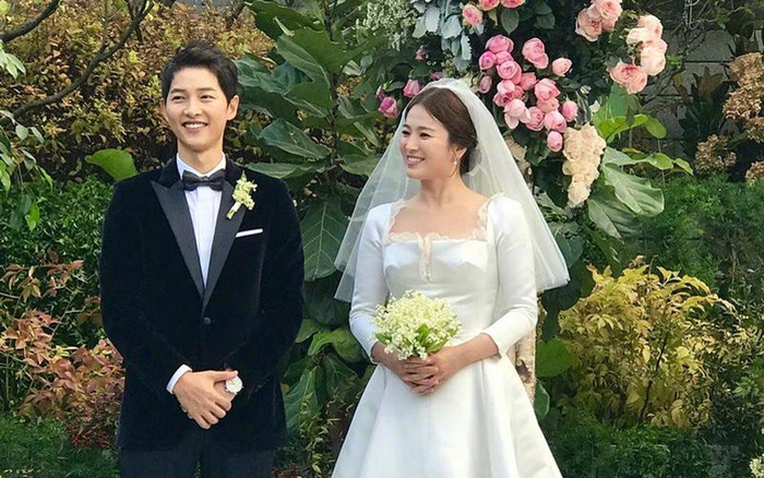 Song Hye Kyo và chồng cũ Song Joong Ki dù không có được kết cục như mơ nhưng hình ảnh của họ trên lễ đường mãi đáng nhớ vì quá xứng đôi vừa lứa. Nữ diễn viên cũng chọn mẫu tóc búi gọn gàng, đơn giản mà sang trọng.