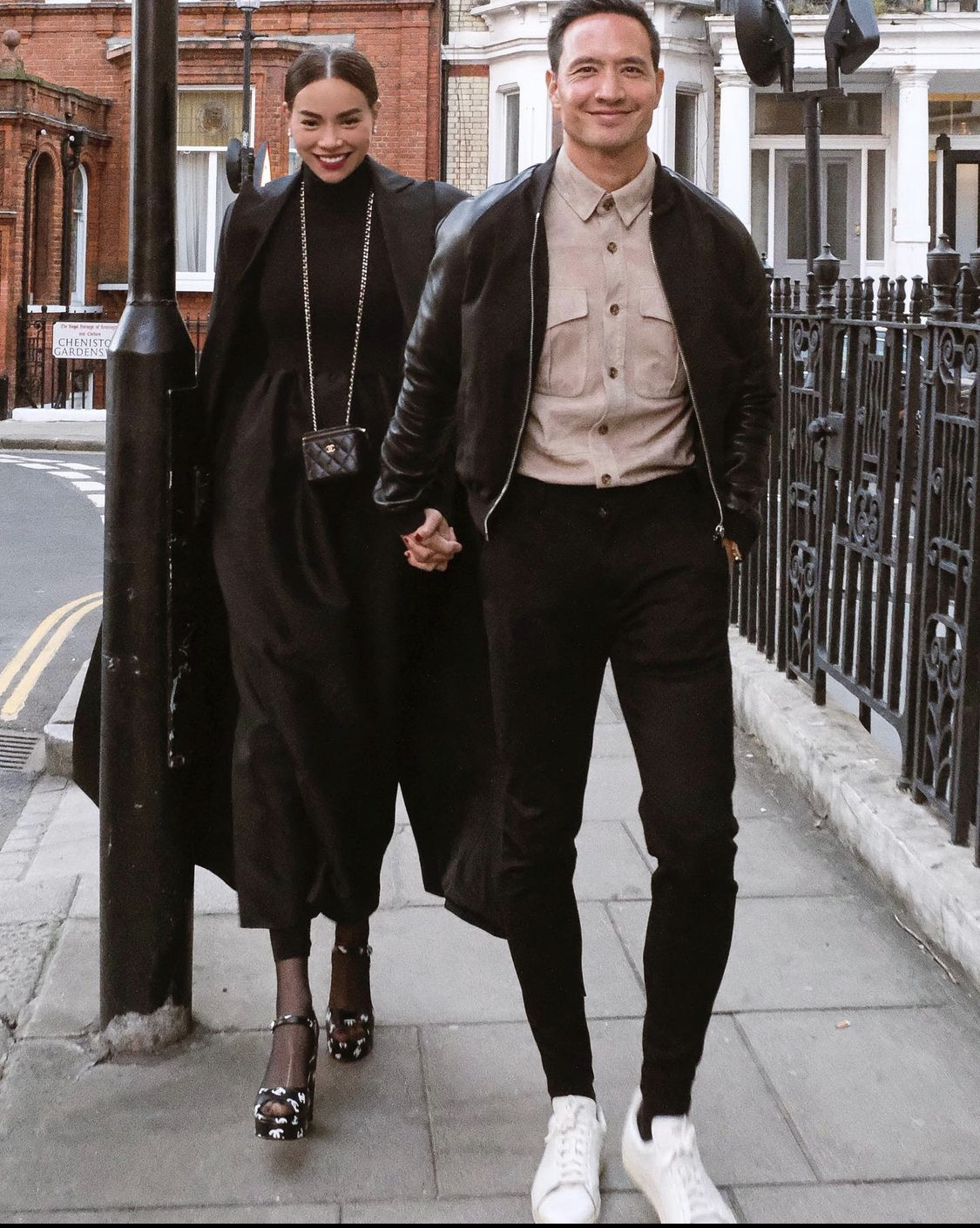 Ngày đầu tại London, Hồ Ngọc Hà diện váy NTK Lâm Gia Khang phối cùng túi Vanity và cao gót đế suồng của Chanel. Trong khi đó, Kim Lý bảnh bao với hình ảnh đơn giản cùng sơ mi, áo khoác da.