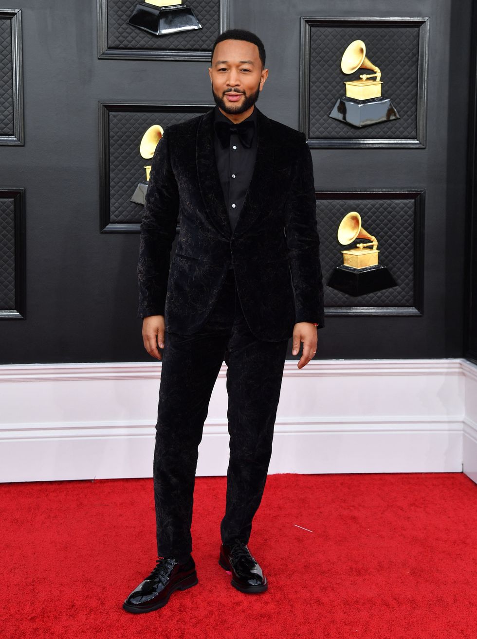 John Legend chuẩn quý ông với suit nhung đen sang trọng.
