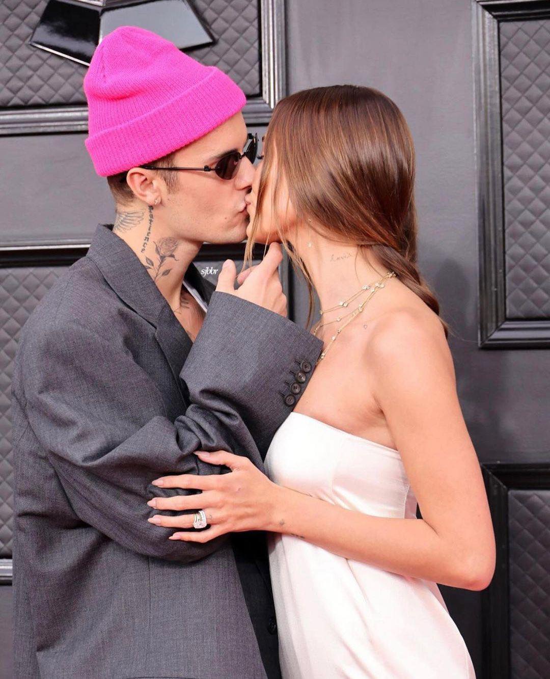 Vợ chồng Justin và Hailey Bieber trao nhau nụ hôn trên thảm đỏ Grammy 2022.